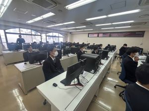 １年　進路先見学