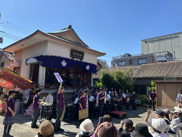 近くにある神社のお祭りで演奏してきました！